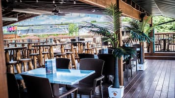 Lunch and dinner served