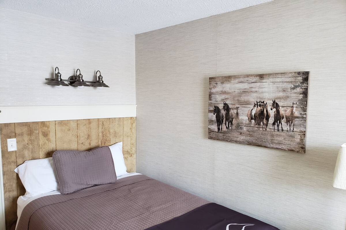 Standard Single Room, 1 Bedroom | Pillowtop beds, desk, laptop workspace, blackout drapes