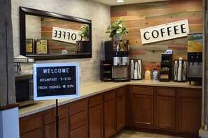 Un espace dédié au café, avec un panneau indiquant la présence de café et de biscuits frais.