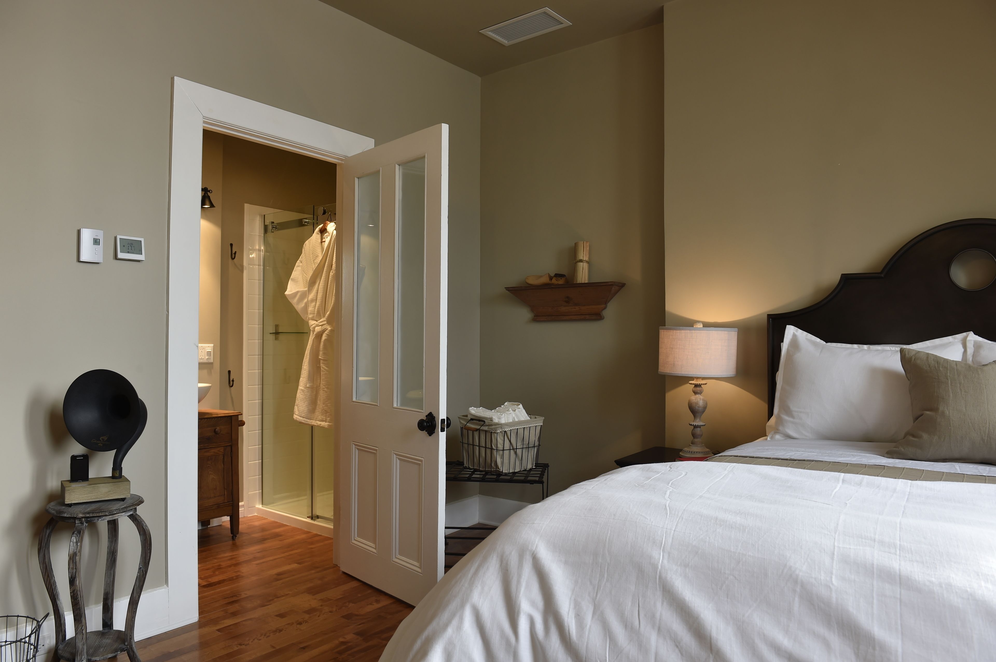 comfort room, 1 queen bed ( #5 ) | premium bedding, down duvets, minibar, free wifi