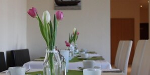 Café da manhã com buffet grátis todos os dias