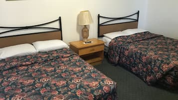 Tabla de planchar con plancha, wifi gratis y ropa de cama