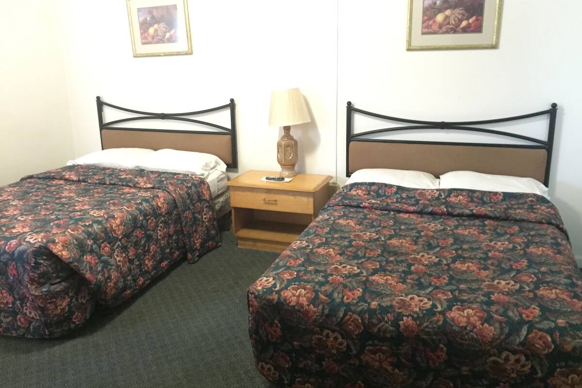 Chambre, 2 lits doubles | Fer et planche Ă repasser, Wi-Fi gratuit, draps fournis