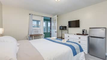 Kamar Basic, 1 Tempat Tidur Queen, Bebas Asap Rokok, pemandangan danau | Seprai premium, selimut bulu angsa, dan bantalan ekstra lembut