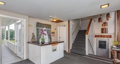 Lake Shore Farm Inn