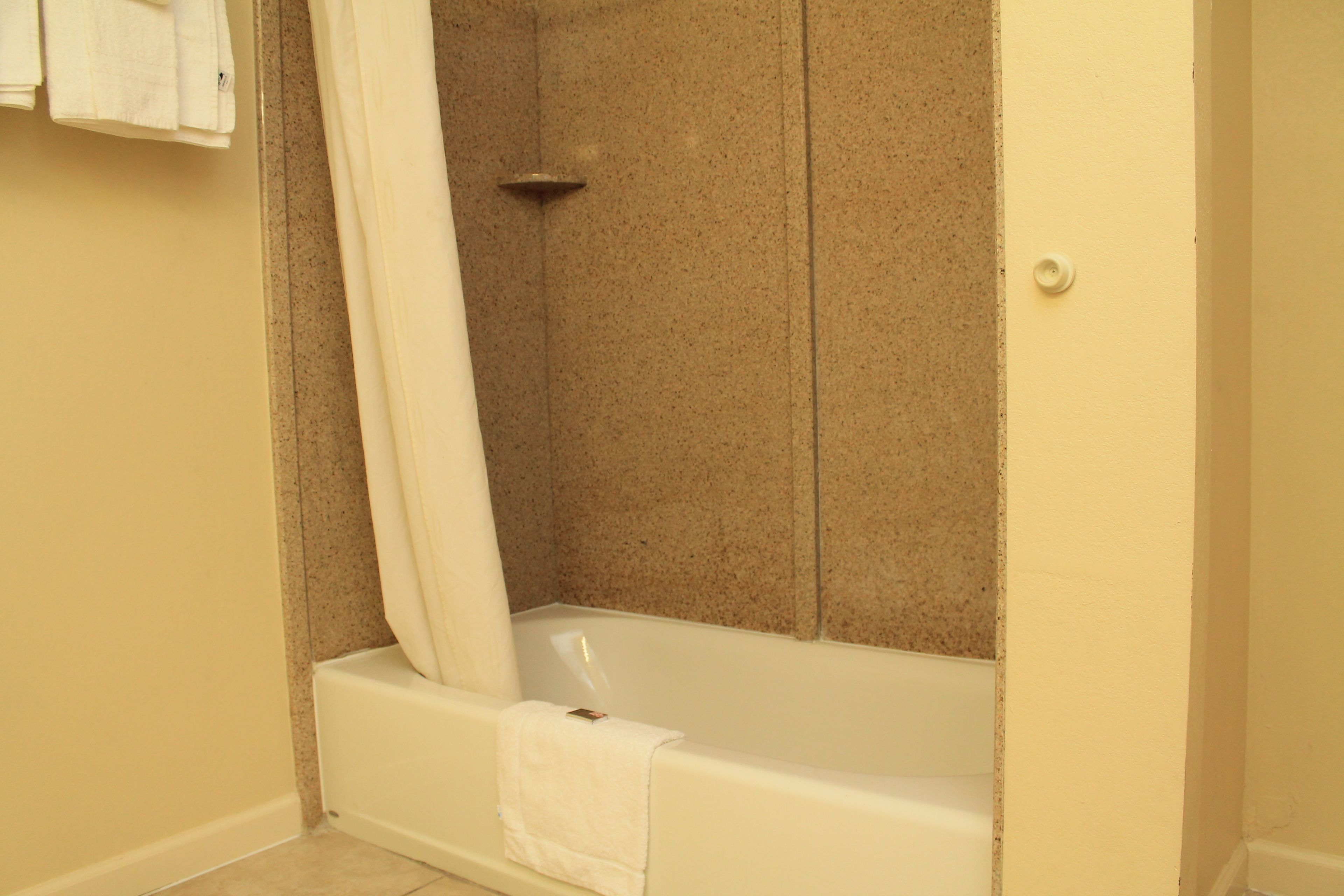 Combined shower/bathtub, free toiletries, hair dryer, towels