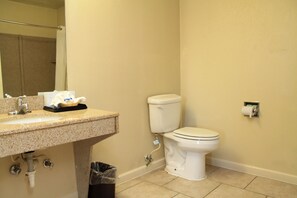 Combined shower/bathtub, free toiletries, hair dryer, towels - Best Way Inn & Suites (New Orleans)