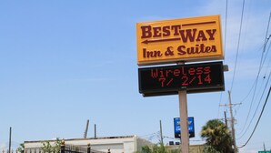 A Bestway Inn & Suites sign with a digital display indicating wireless availability. - Best Way Inn & Suites (New Orleans)