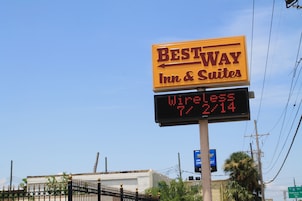 Señal de Bestway Inn & Suites con un panel digital que muestra la disponibilidad de internet inalámbrico.