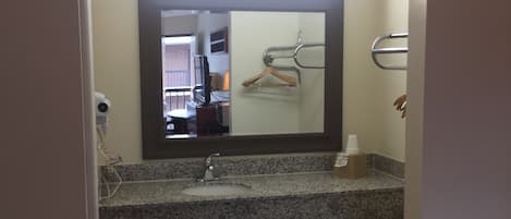 Kombinert dusj/badekar, toalettartikler (inkludert) og hårføner