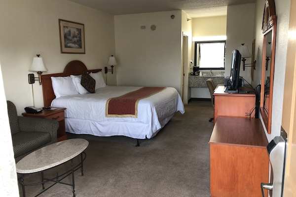 Habitació estàndard, 1 llit de matrimoni gran i sofà llit | Escriptori, planxa i posts de planxar i llits addicionals