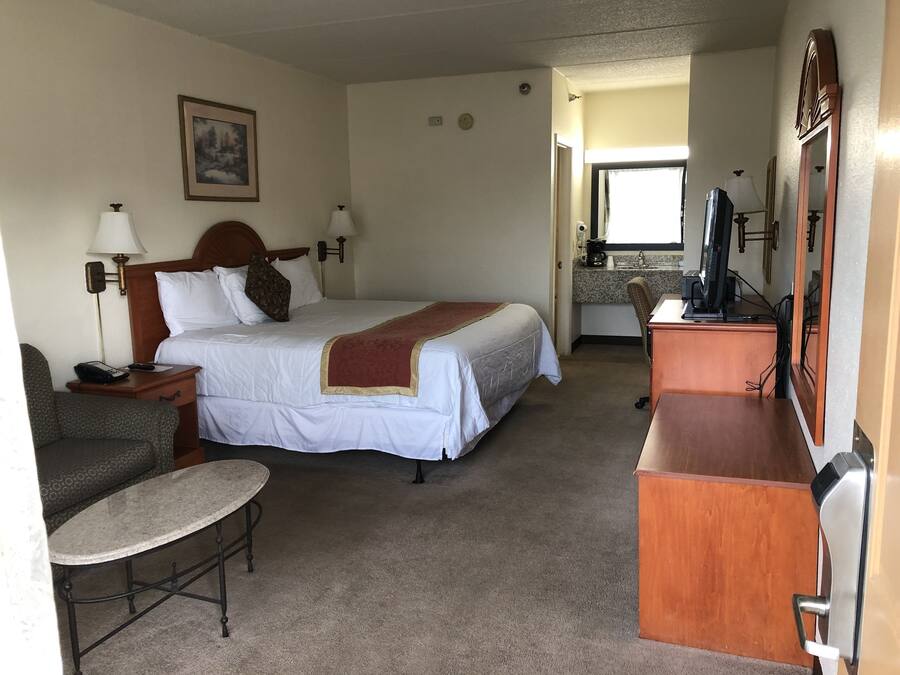 Standardzimmer, 1 King-Bett und Schlafsofa | Schreibtisch, Bügeleisen/Bügelbrett, Zustellbetten, kostenloses WLAN