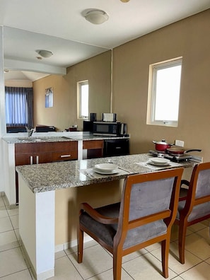 Minikjøleskap, mikrobølgeovn, vannkoker og kjøkkenutstyr