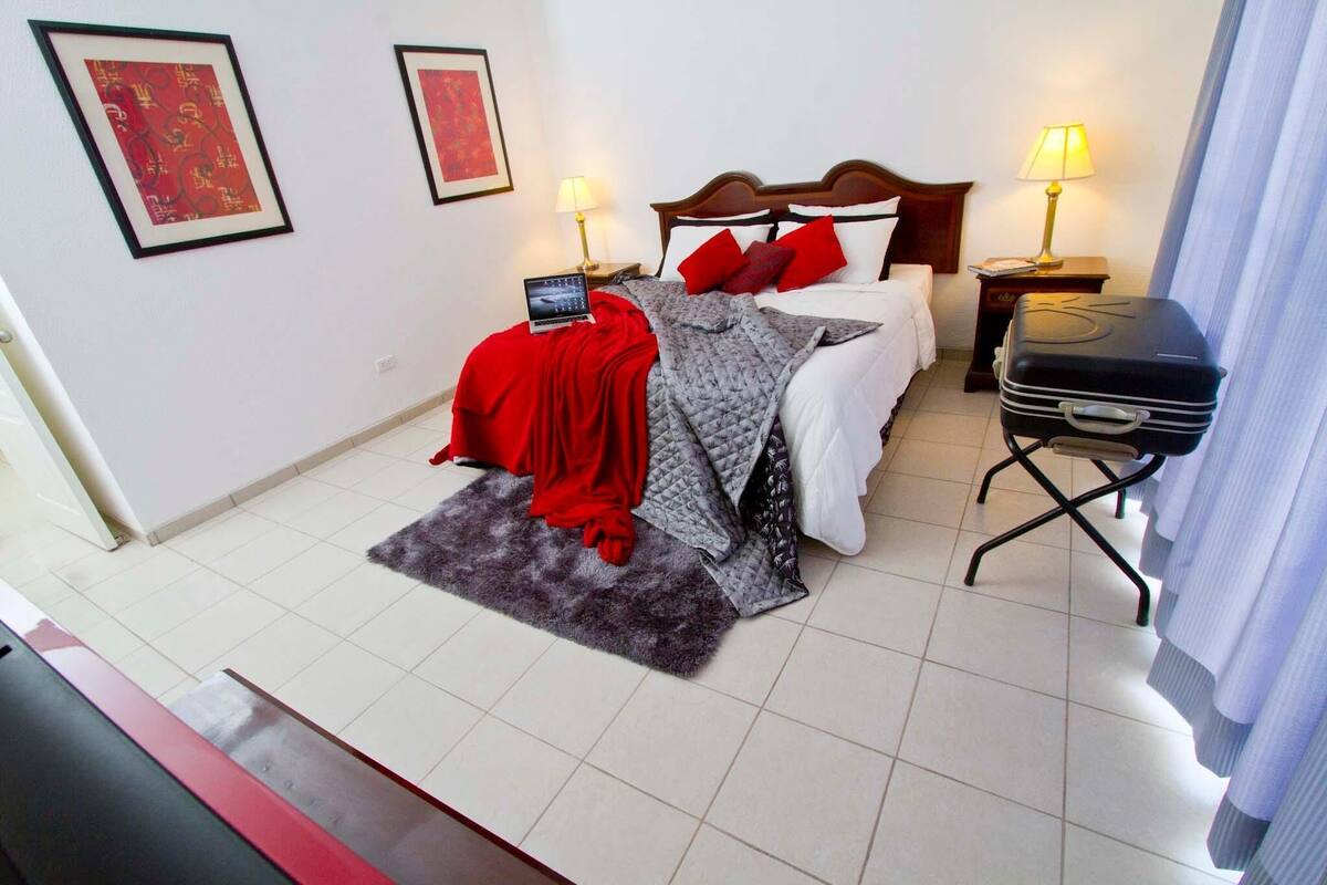Roupas de cama premium, edredons de pluma, cofres nos quartos