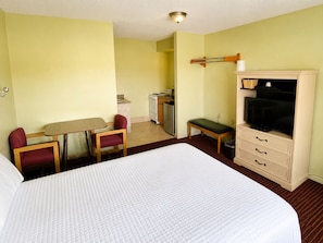 Deluxe Room, Kitchenette | Free WiFi, bed sheets - Sebring Inn (Sebring)