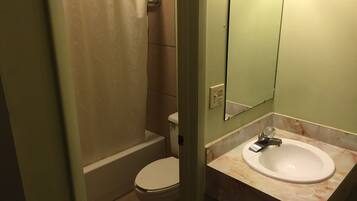 Perlengkapan mandi gratis, pengering rambut, dan handuk