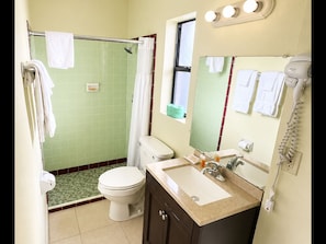 Tweepersoonskamer, 2 tweepersoonsbedden, niet-roken | Badkamer | Gratis toiletartikelen, een haardroger, handdoeken