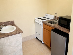 Deluxe Room, Kitchenette | Private kitchen | Microwave - Sebring Inn (Sebring)