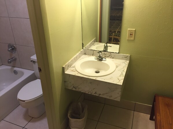 Free toiletries, hair dryer, towels - Sebring Inn (Sebring)