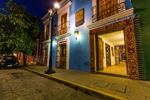 住宿正面 - 傍晚/夜晚