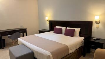 Habitación estándar, 1 cama King size | Caja de seguridad en la habitación y escritorio