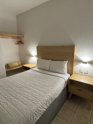 标准房 | 客房内保险箱、办公桌、熨斗/熨板、免费 WiFi