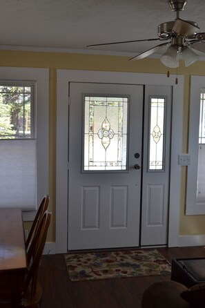 Decoración personalizada, tabla de planchar con plancha y cunas 