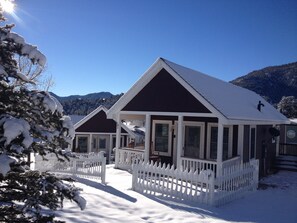 Fern Lake Cottage | Individually decorated, iron/ironing board, cribs/infant beds, free WiFi - River Rock Cottages (Estes Park)