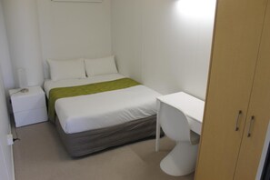 2 bedrooms, desk, blackout drapes, soundproofing - MCentral Apartments Manukau (Auckland)