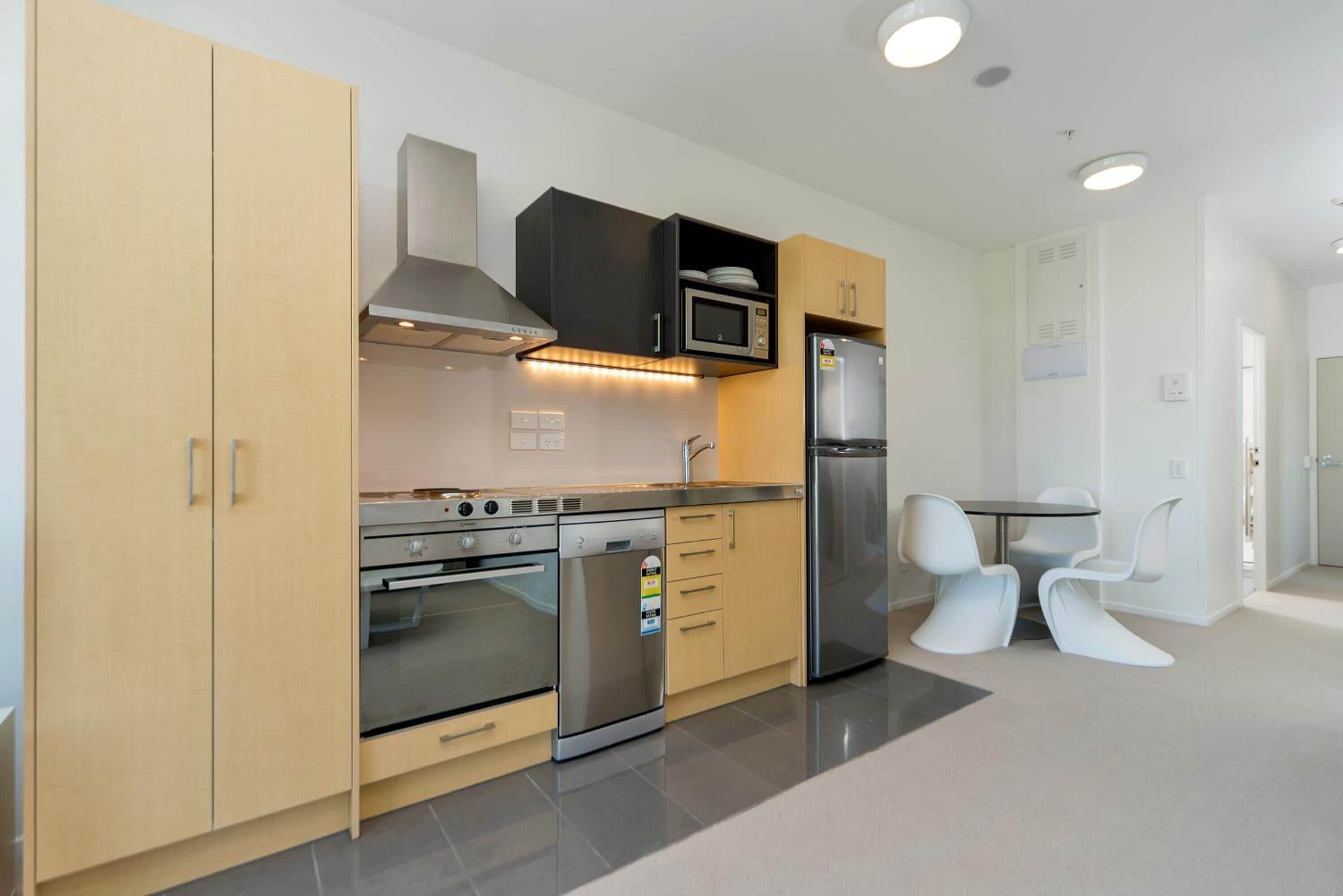 Refrigerador, microondas, horno y parrilla de estufa 