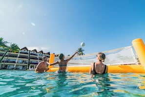 Una piscina techada, 3 piscinas al aire libre, sombrillas
