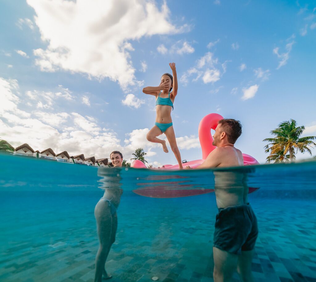 室内游泳池，3 室外游泳池，池畔遮阳伞，日光浴躺椅