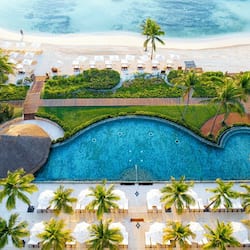 室內泳池、3 個室外泳池;泳池傘、躺椅