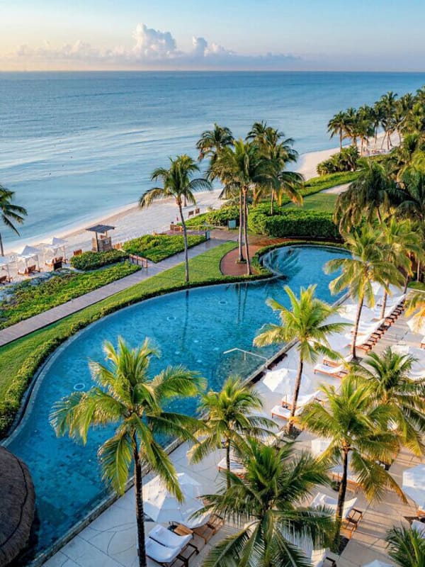 Innenpool, 3 Außenpools, Sonnenschirme, Liegestühle