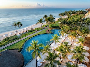 Piscina interna, 3 piscinas externas, guarda-sóis, espreguiçadeiras