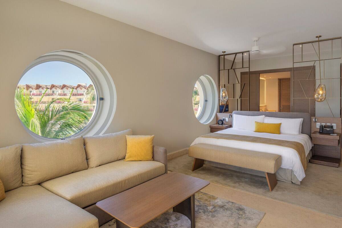 Ambassador Pool Suite Ocean View | 高級寝具、羽毛の掛け布団、ピロートップベッド、ミニバー (無料)