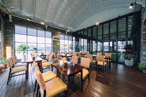 Buffet breakfast for a fee on weekdays