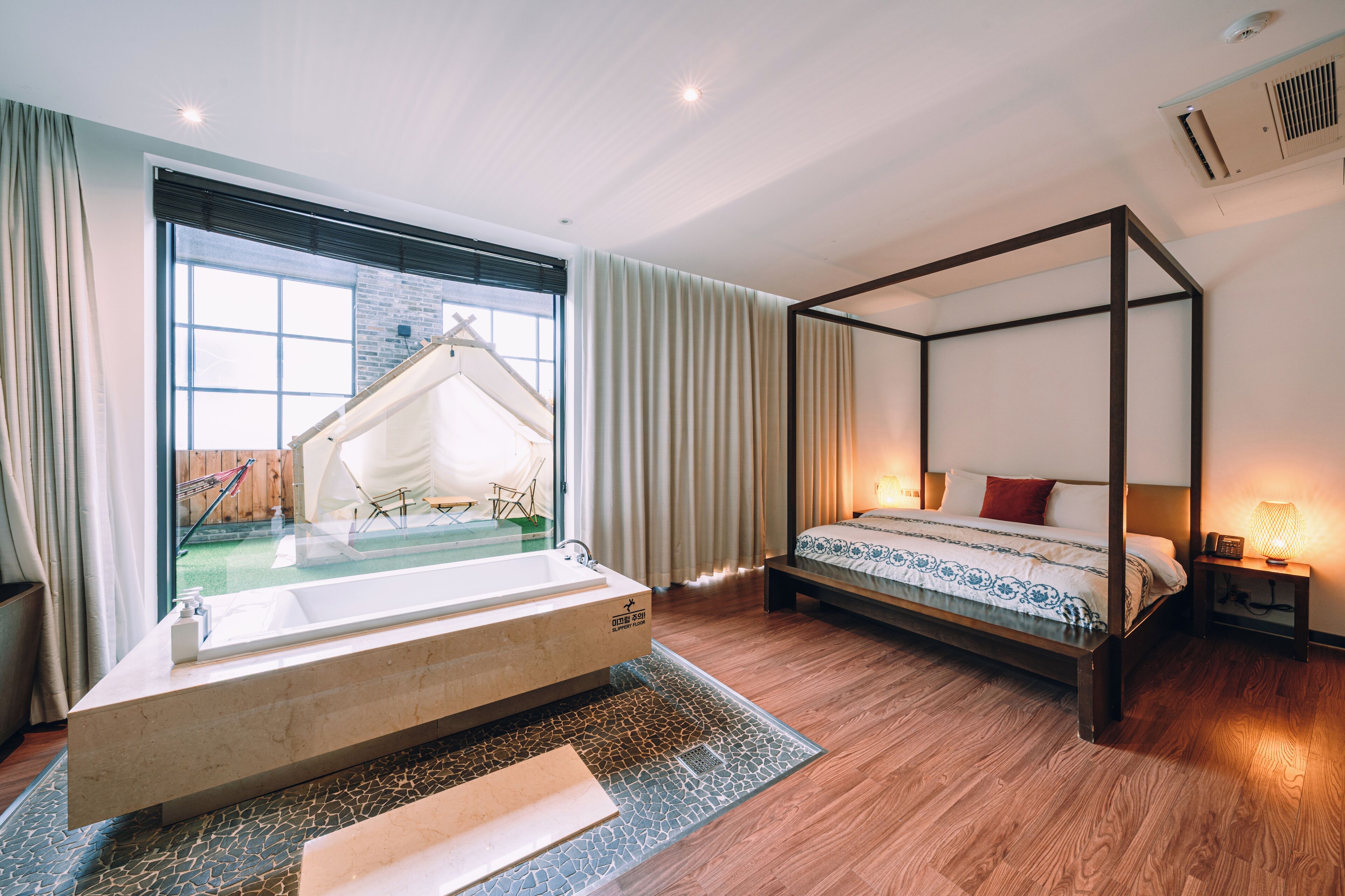 가든 스위트 | 객실 내 금고, 각각 다른 스타일의 인테리어, 각각 다르게 가구 비치, 책상