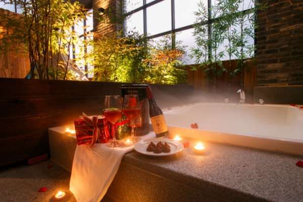 Garden Suite | Phòng tắm | Bồn tắm và buồng tắm vòi sen riêng, bồn tắm ngâm