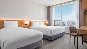 A hotel room with two beds, a desk, and a chair. The room has a city view through large windows. - Sotetsu Hotels The Splaisir Seoul Dongdaemun (Seoul)