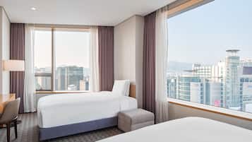 Deluxe Twin kamer, hoek (Family, High Floor, No Parking) | Luxe beddengoed, donsdekens, pillowtop-bedden, een kluis op de kamer