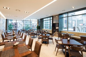 每日供應自助早餐 (每人 KRW18000)