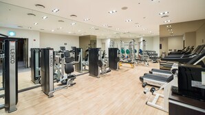 A gym with various exercise equipment, including weight machines and treadmills. - Sotetsu Hotels The Splaisir Seoul Dongdaemun (Seoul)