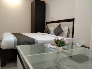 1 bedroom, premium bedding, minibar, desk - Hotel Queens Residency Gurgaon (Gurugram)