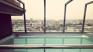 A rooftop pool with a city view. - Renest Jaipur (Jaipur)