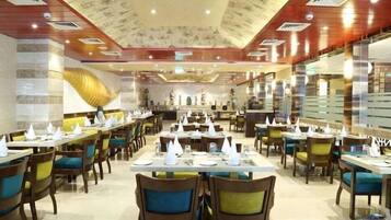 Breakfast, lunch, dinner served; international cuisine