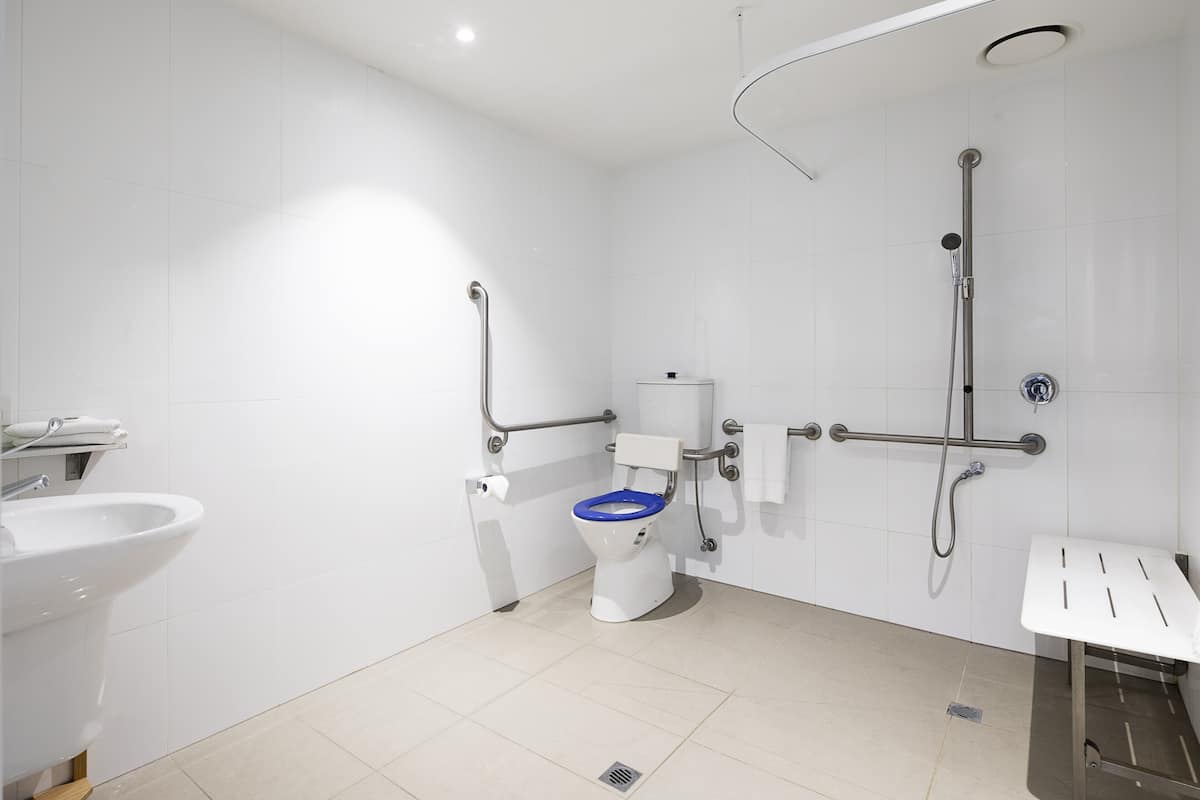 Douche, douche à « effet pluie », articles de toilette gratuits