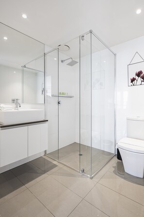 Shower, rainfall showerhead, free toiletries, hair dryer - RNR Serviced Apartments North Melbourne (North Melbourne)