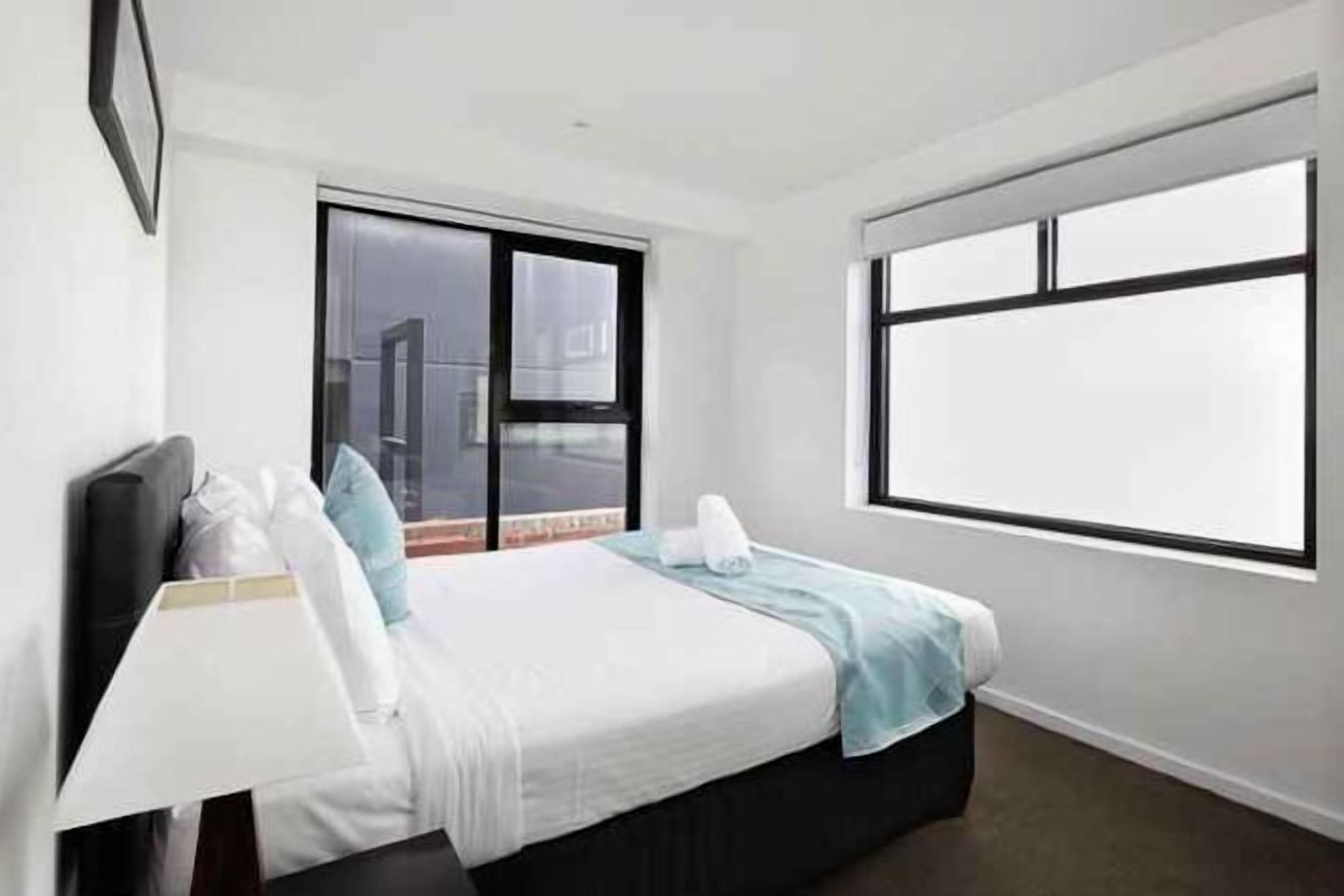 Een bureau, geluiddichte muren, een strijkplank/strijkijzer