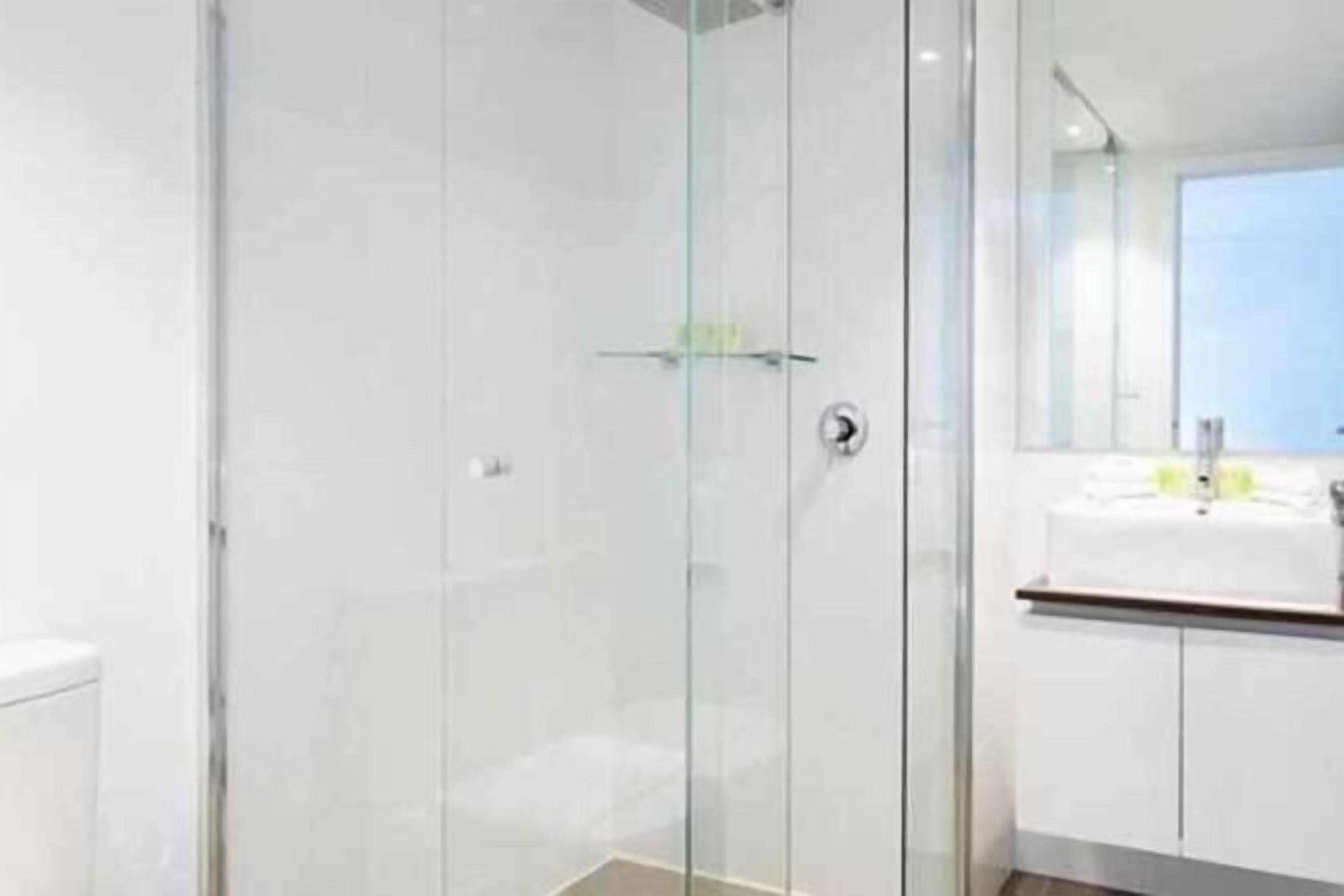 Een douche, een regendouche, gratis toiletartikelen, een haardroger